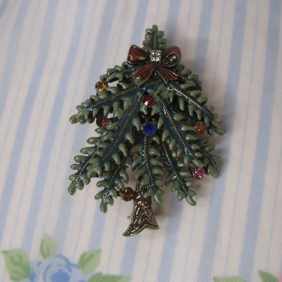 Avon 1st Annual Christmas Tree Brooch 2004 - Picture 1 of 7